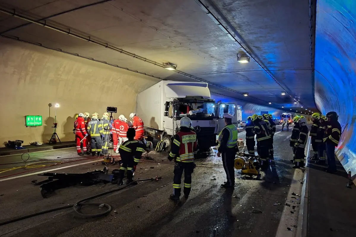Ein Lkw steht verunfallt in einem Tunnel. Zahlreiche Einsatzkräfte arbeiten an der Unfallstelle.
