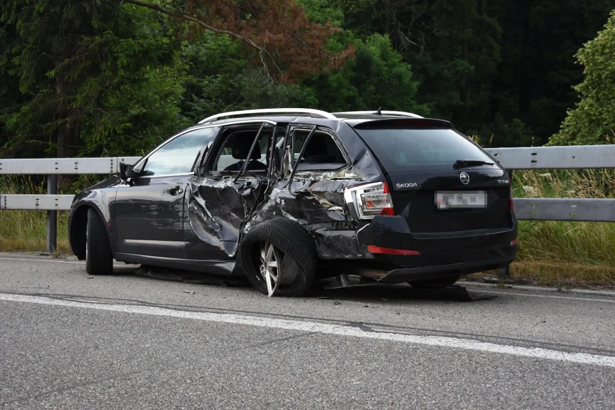 Staad SG - Lastwagenfahrer baut wegen Ablenkung Unfall!