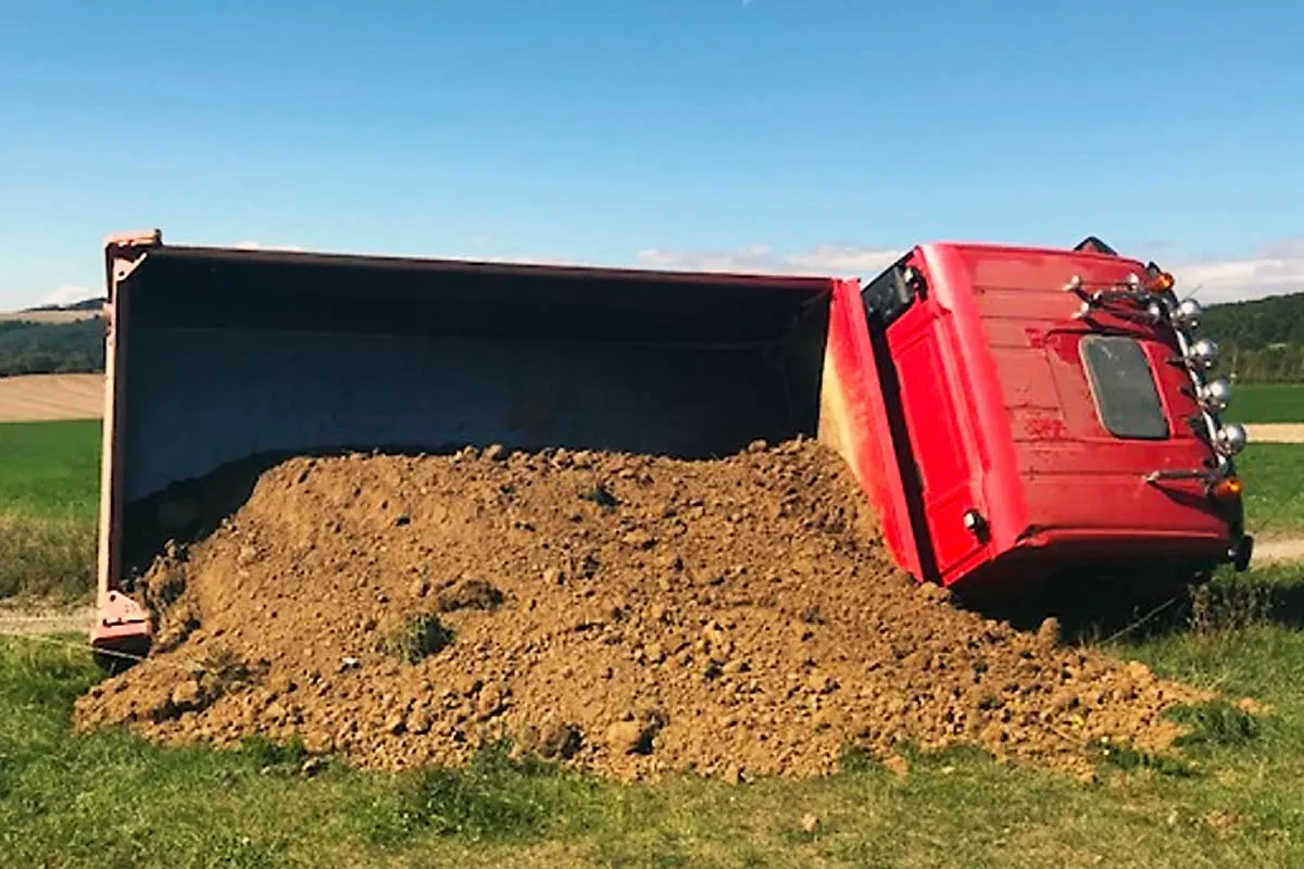 Dielkirchen - KW kippt auf Feldweg um