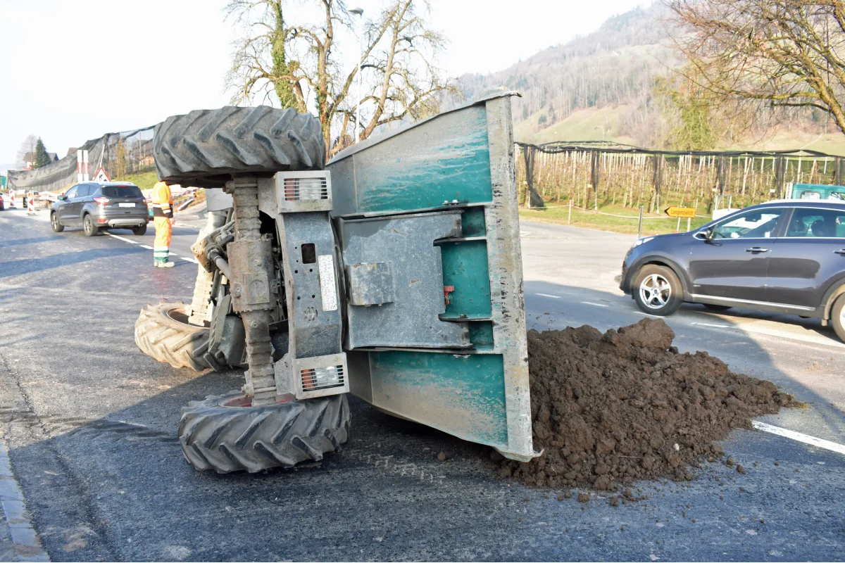 Weggis LU - Baufahrzeug kippt zur Seite
