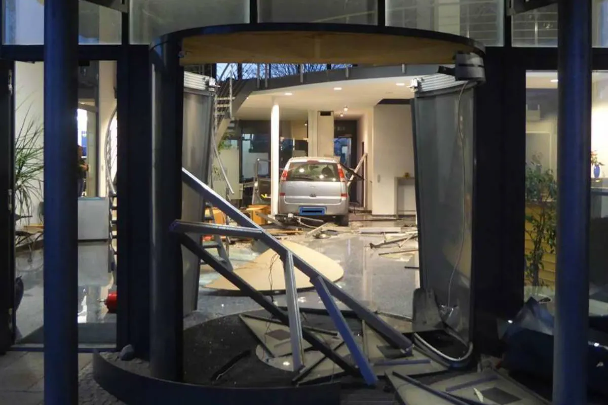 Mit dem Auto durch die Drehtür