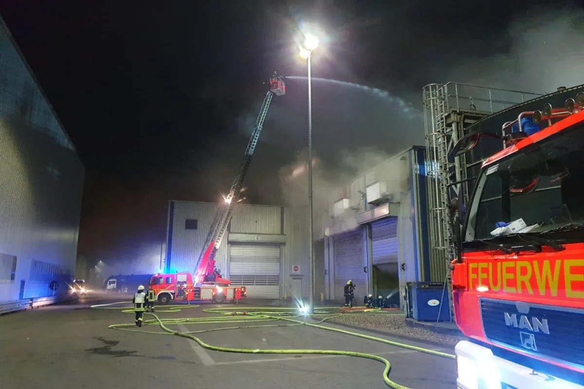 Mülheim an der Ruhr - Große Mengen Hausmüll brennen in einer Lagerhalle. 