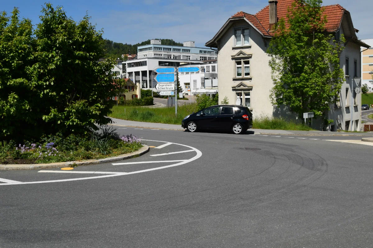 Herisau AR - Motorradfahrerin im Kreisel gestürzt
