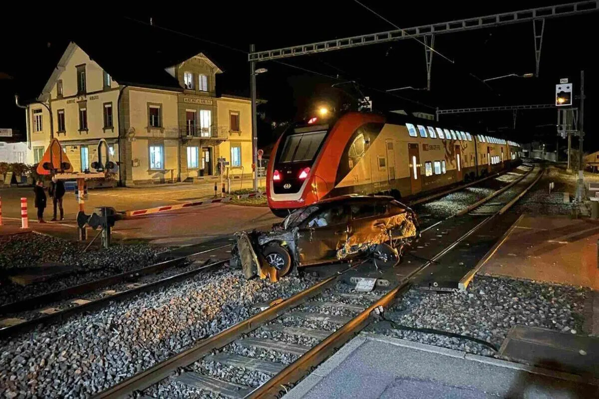 Villaz-St-Pierre FR – Zwei Züge erfassen Auto auf Bahngleis 