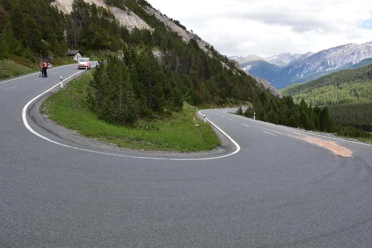 Tschierv GR - Motorradfahrer stürzt auf Treibstoffspur und verletzt sich
