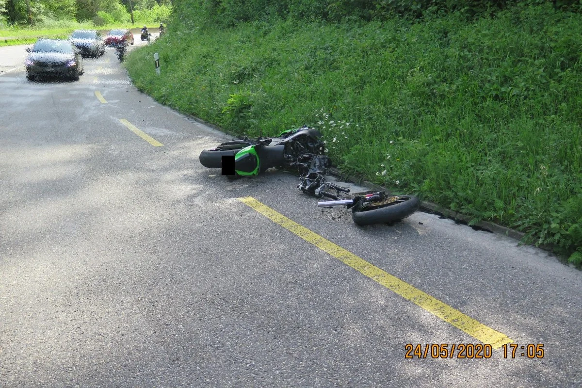 Laufen BL - Motorrad schlittert heftig in Audi – Motorradlenker verletzt