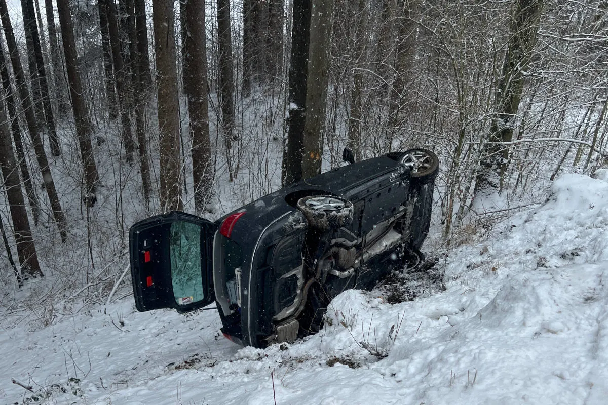 Appenzell AI: Fahrzeug rutscht bei winterlichen Verhältnissen eine Böschung hinunter