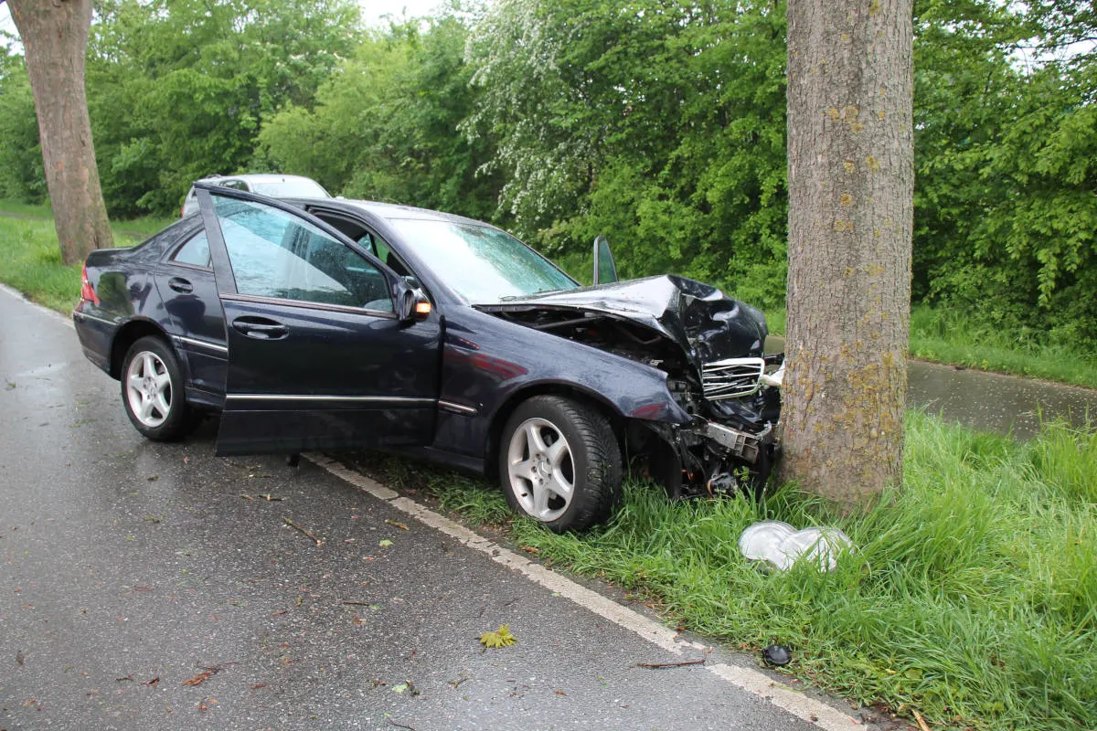 Mit Mercedes gegen Baum geprallt