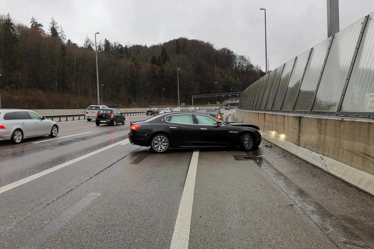 A1 Neuenhof AG - Gegen Lärmschutzwand geprallt