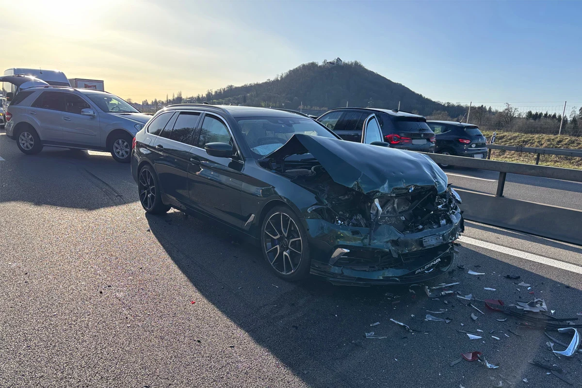 Brunegg AG – Auffahrkollision mit vier Fahrzeugen auf A1