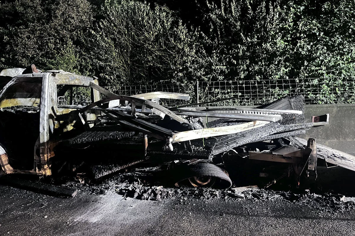 A2 Pratteln -Fahrzeugbrand auf Autobahn erfordert Feuerwehreinsatz
