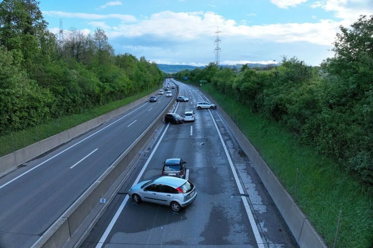 Münchenstein BL - A18 nach mehreren Unfällen komplett gesperrt