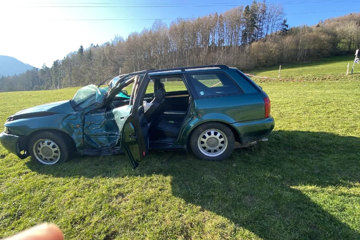 Langenbruck BL - Überholmanöver geht schief - Audi gerät ausser Kontrolle!