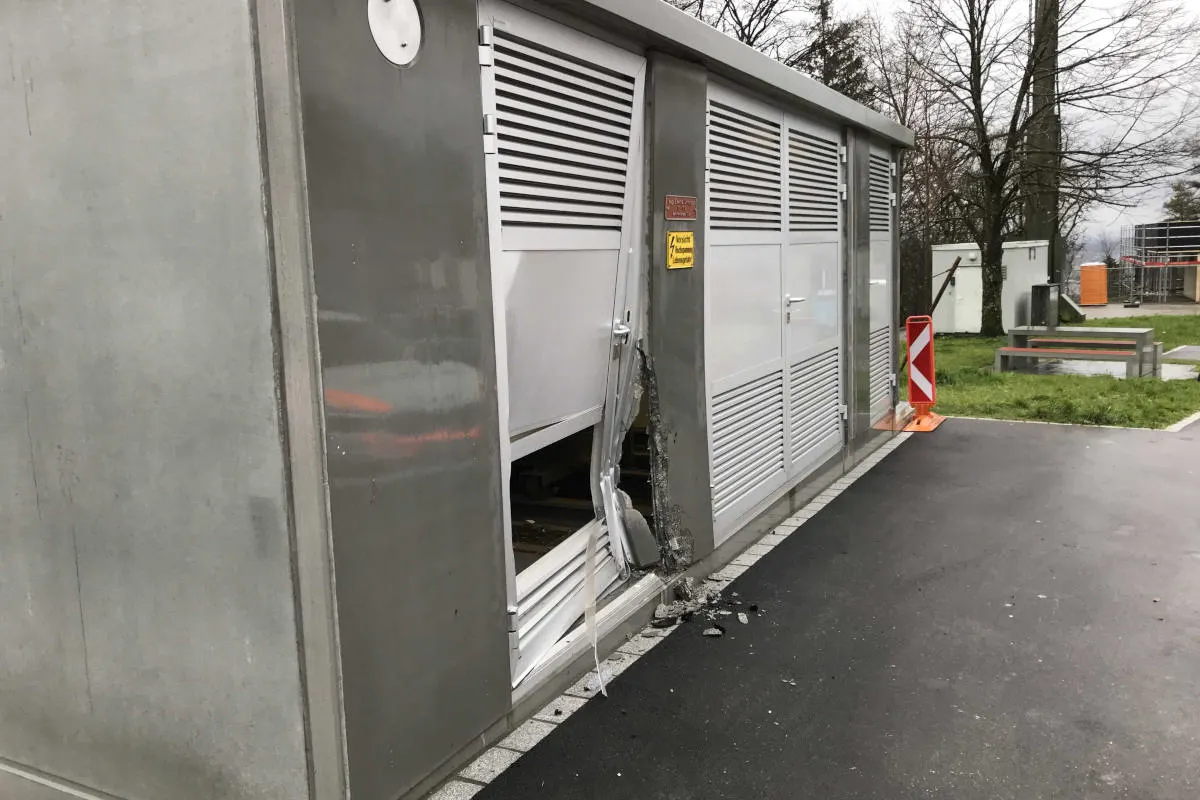 A2 Hägendorf SO – Fahrzeug kollidiert auf Rastplatz mit Trafo-Haus und haut ab