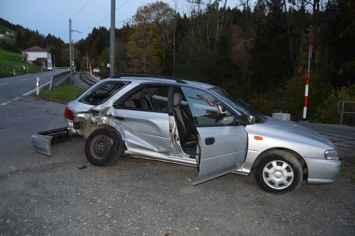 Hundwil AR - Kollision zwischen Auto und Zugskomposition