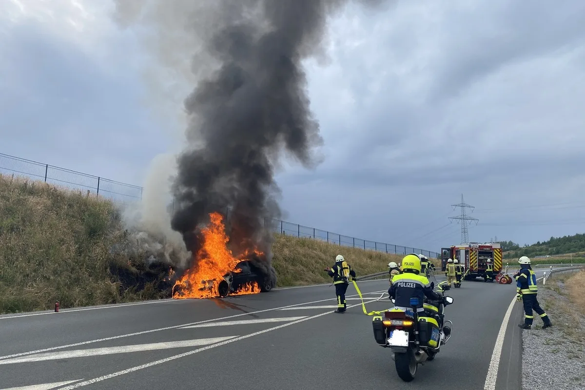 BMW in Flammen auf Autobahnzubringer bei Olsberg 