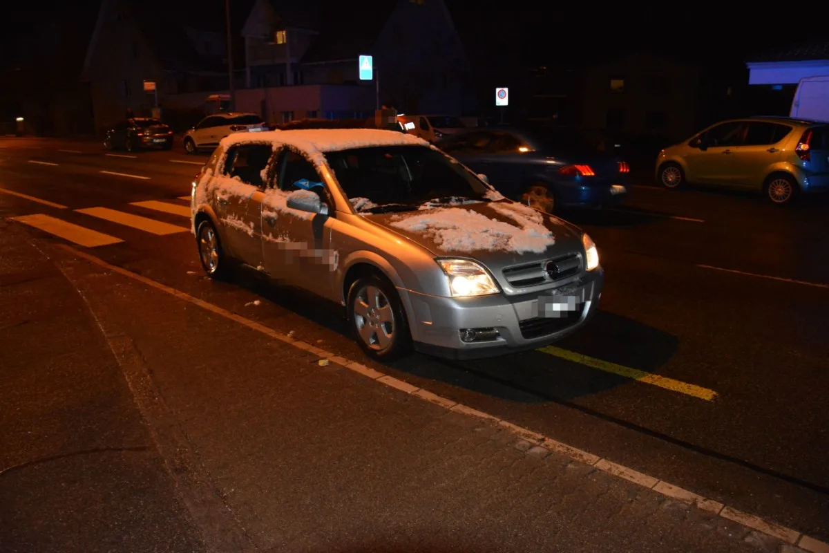 Büsserach SO  - Wegen kurzer Unaufmerksamkeit erfasst Auto Fussgängerin auf dem Fussgängerstreifen!
