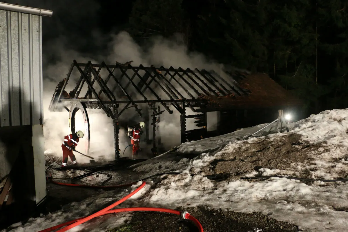 Wädenswil ZH - Holzbaracke bei Reithalle abgebrannt - Zeugenaufruf