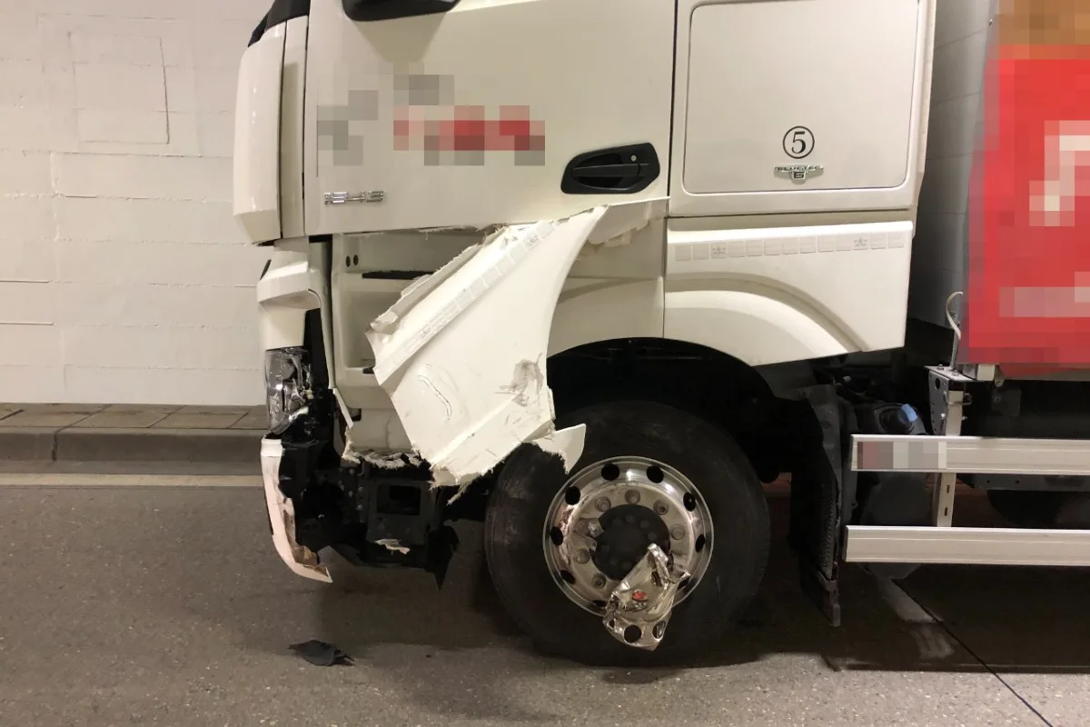 Murg SG  - Auto gerät auf Gegenfahrbahn und kollidiert mit Lastwagen