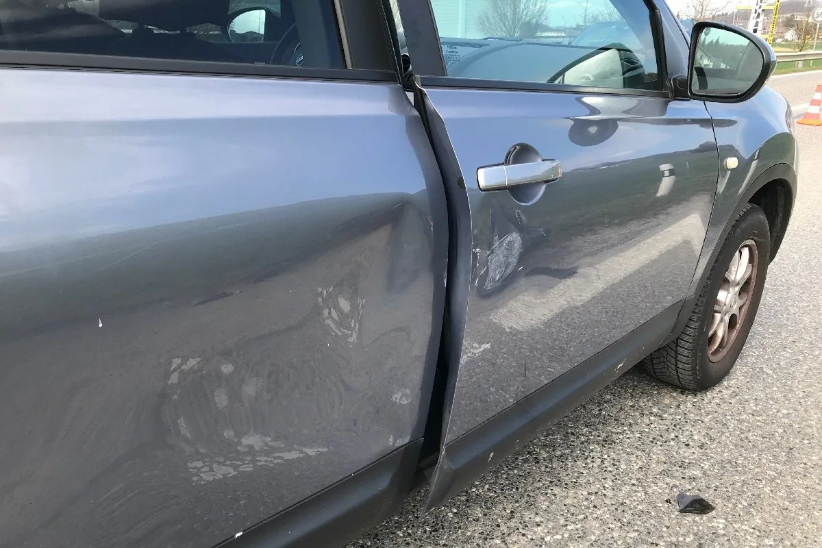 Fahrwangen AG -  Kollision zwischen Roller und Auto – eine Person verletzt