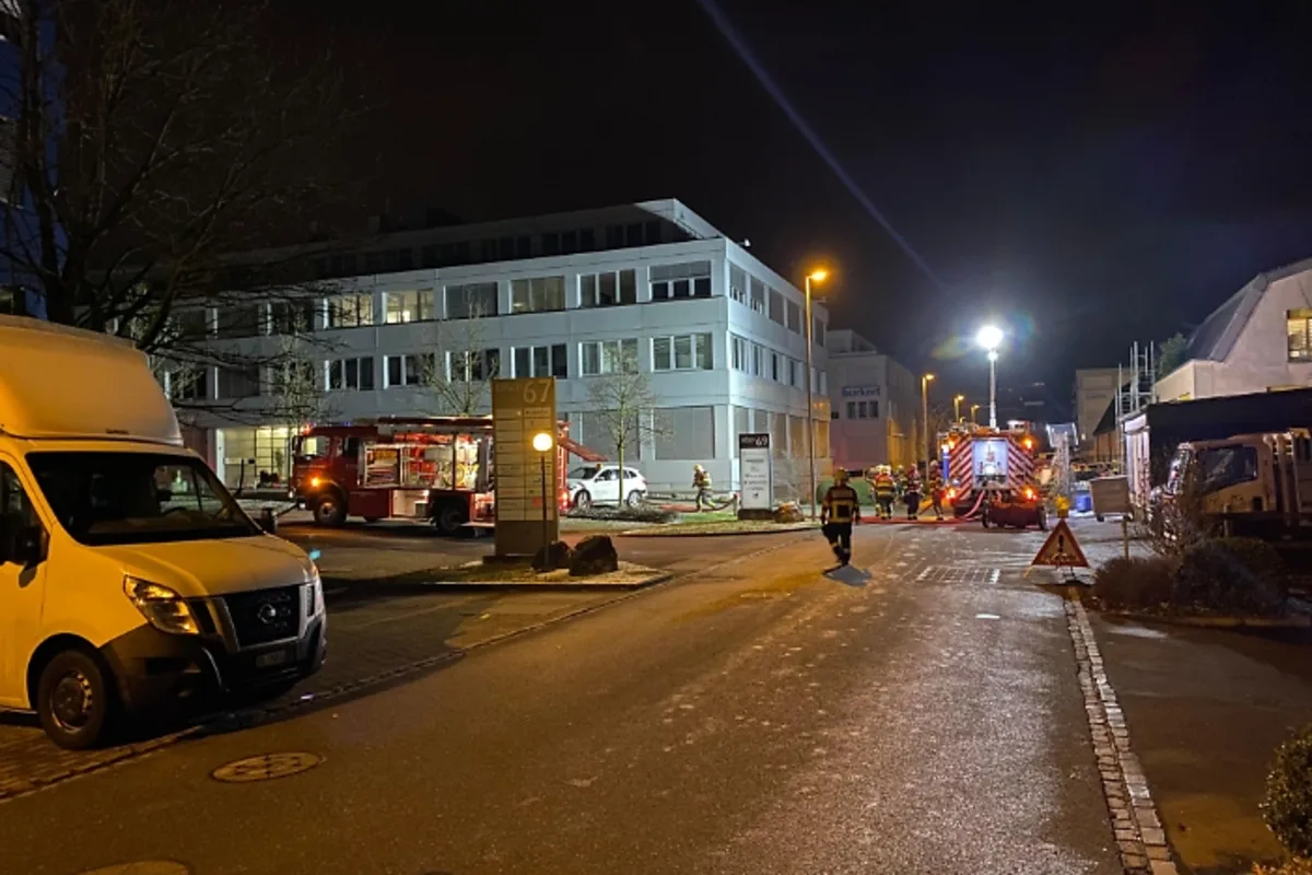 Hünenberg ZG - Rauchentwicklung in einem Bürogebäude
