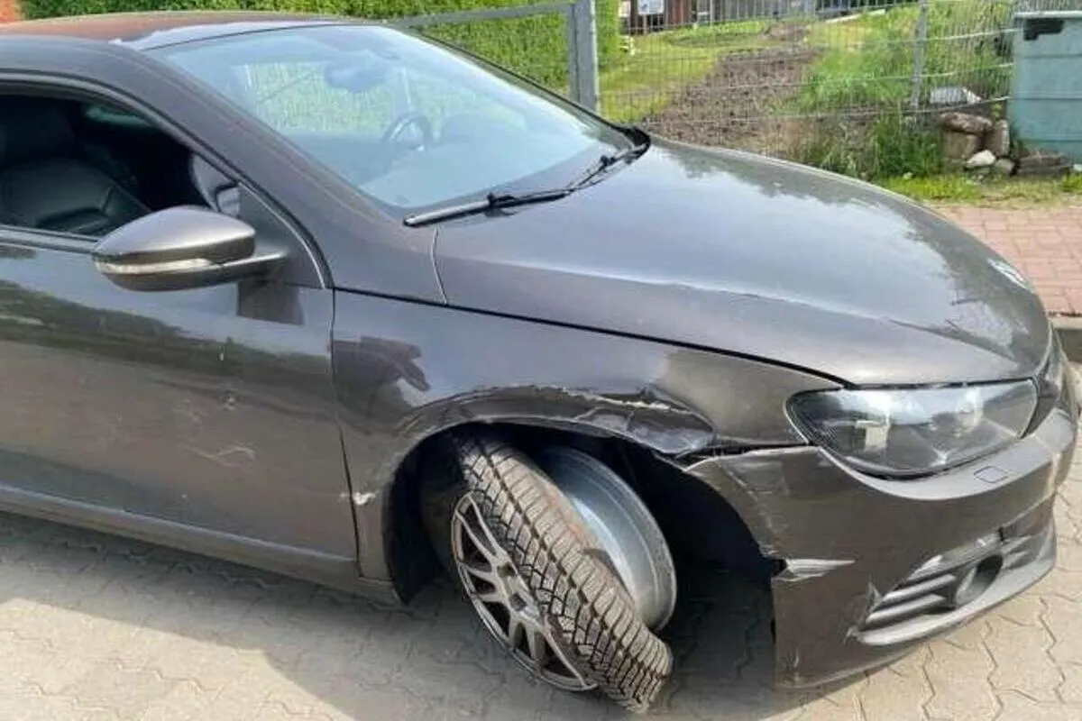 Buxtehude NI - Auto erheblich beschädigt und geflüchtet