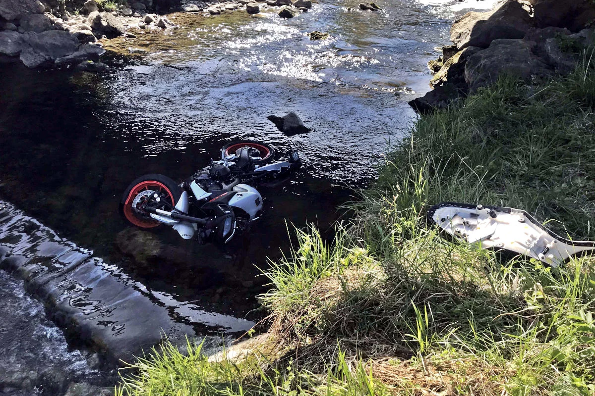 Biberbrugg SZ – Motorradfahrer verletzt sich bei Sturz in Bachbett