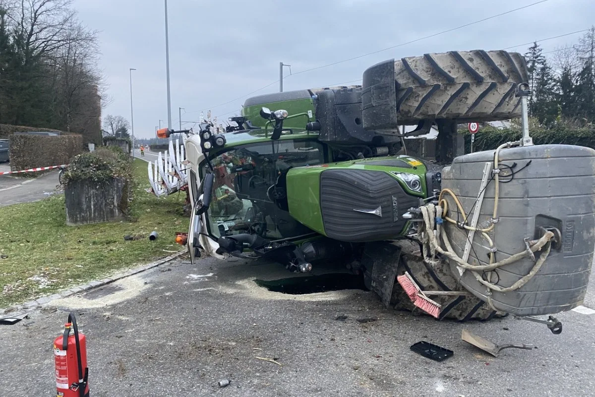 Unfall in Döttingen AG - Traktor mit Pflug hängte bei Lastwagen ein
