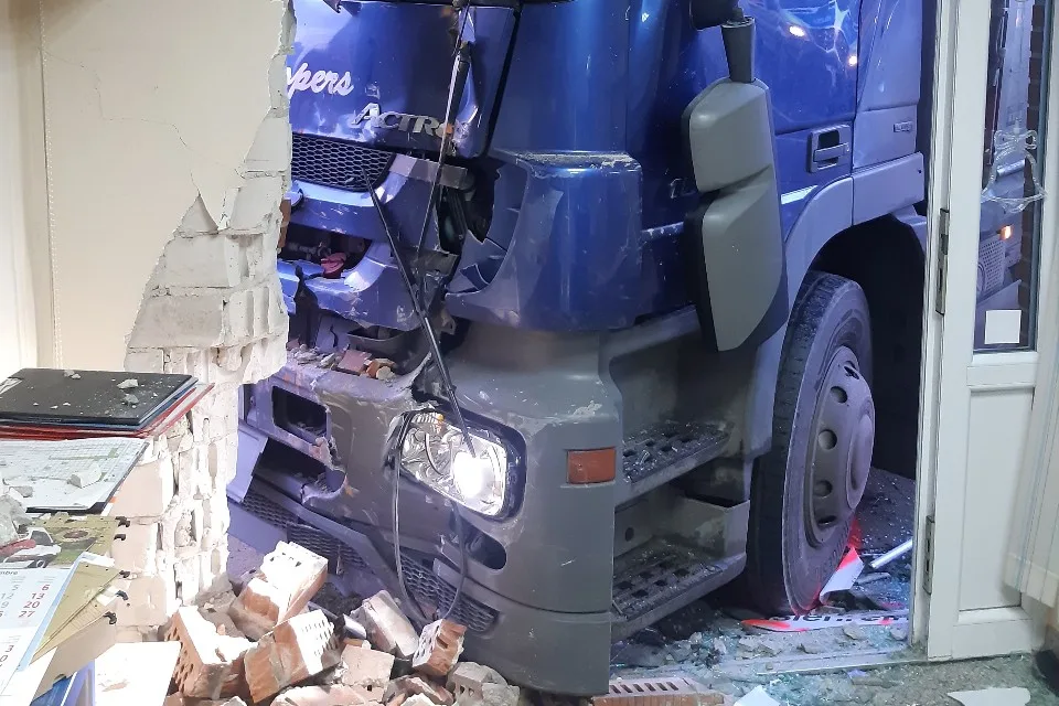 Tragischer Unfall in Bremerhaven – Lkw fährt in ein Wohn- und Geschäftshaus