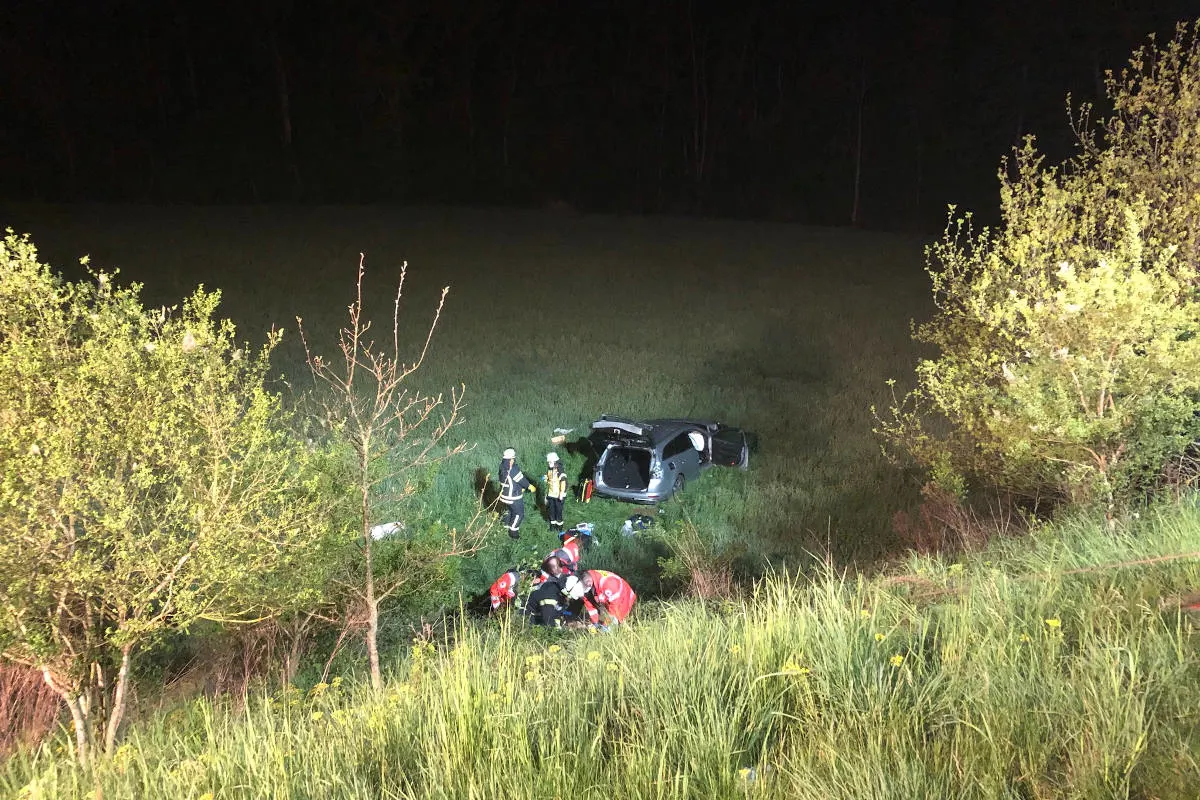 Ochtendung – Auto stürzt bei Unfall Böschung hinab