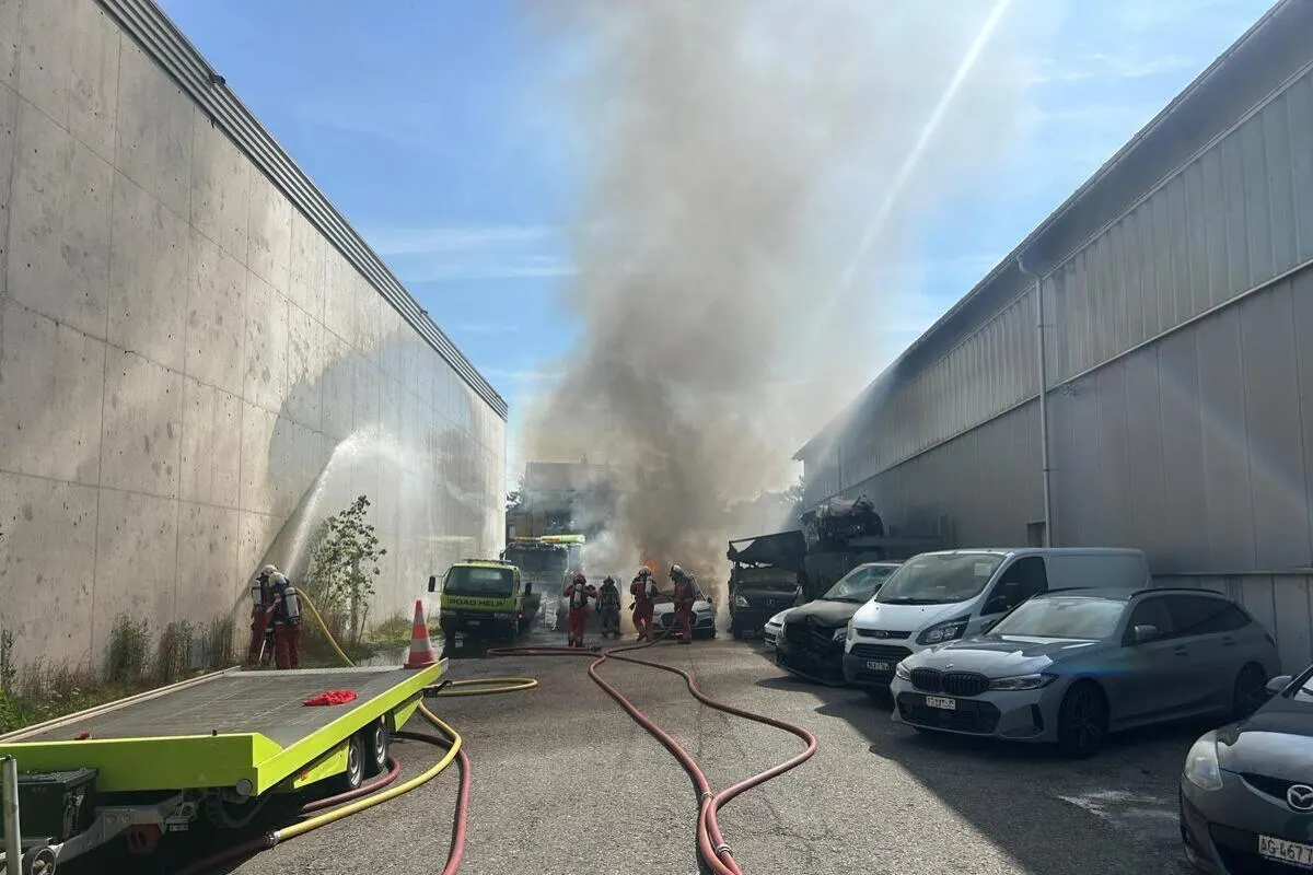 Adliswil ZH – Wohnmobil und Autos bei Brand beschädigt