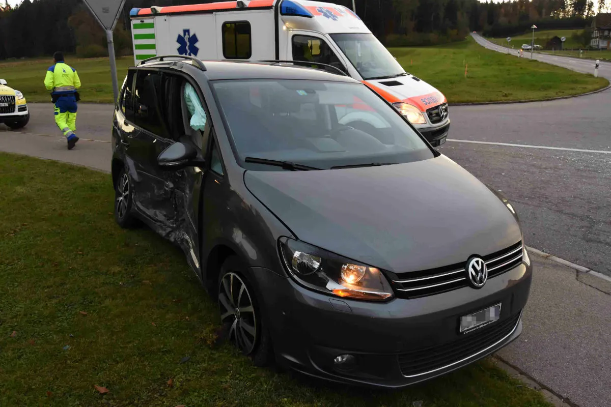 Kirchberg SG - Heftige Kollision beim Abbiegen - Auto übersehen