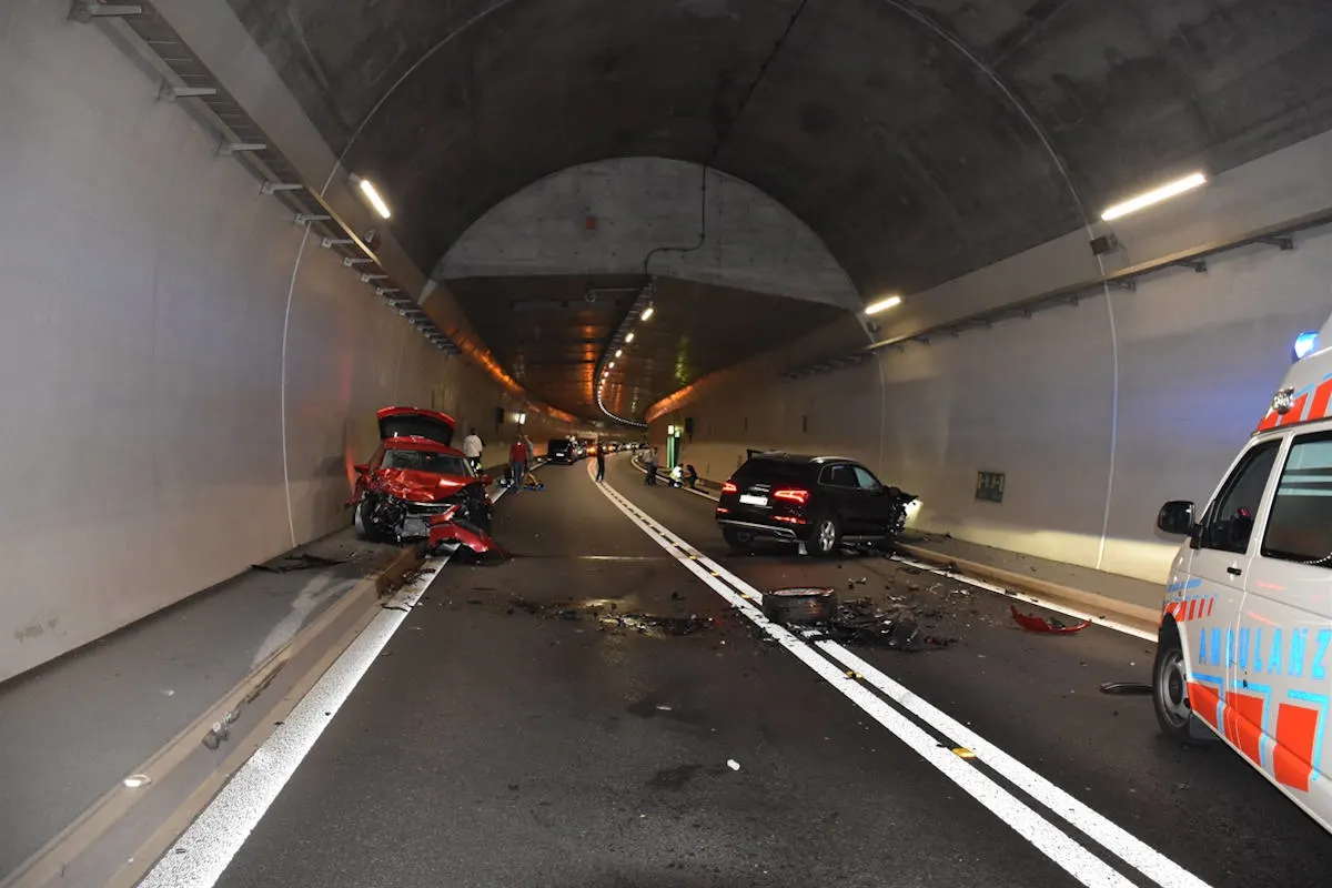 Unfall in Roveredo GR – Vier verletzte Personen bei heftiger Kollision im Tunnel