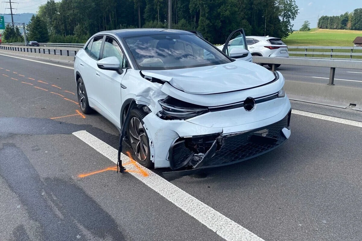 Hünenberg ZG – Unfall auf der A4 nach Spurwechsel – erhebliche Verkehrsbehinderungen