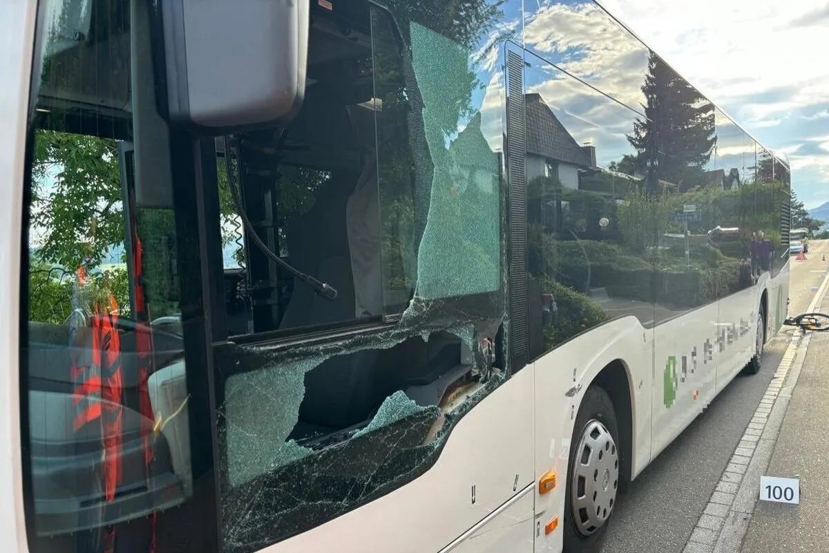 Watt ZH - 12-Jähriger prallt gegen Linienbus 