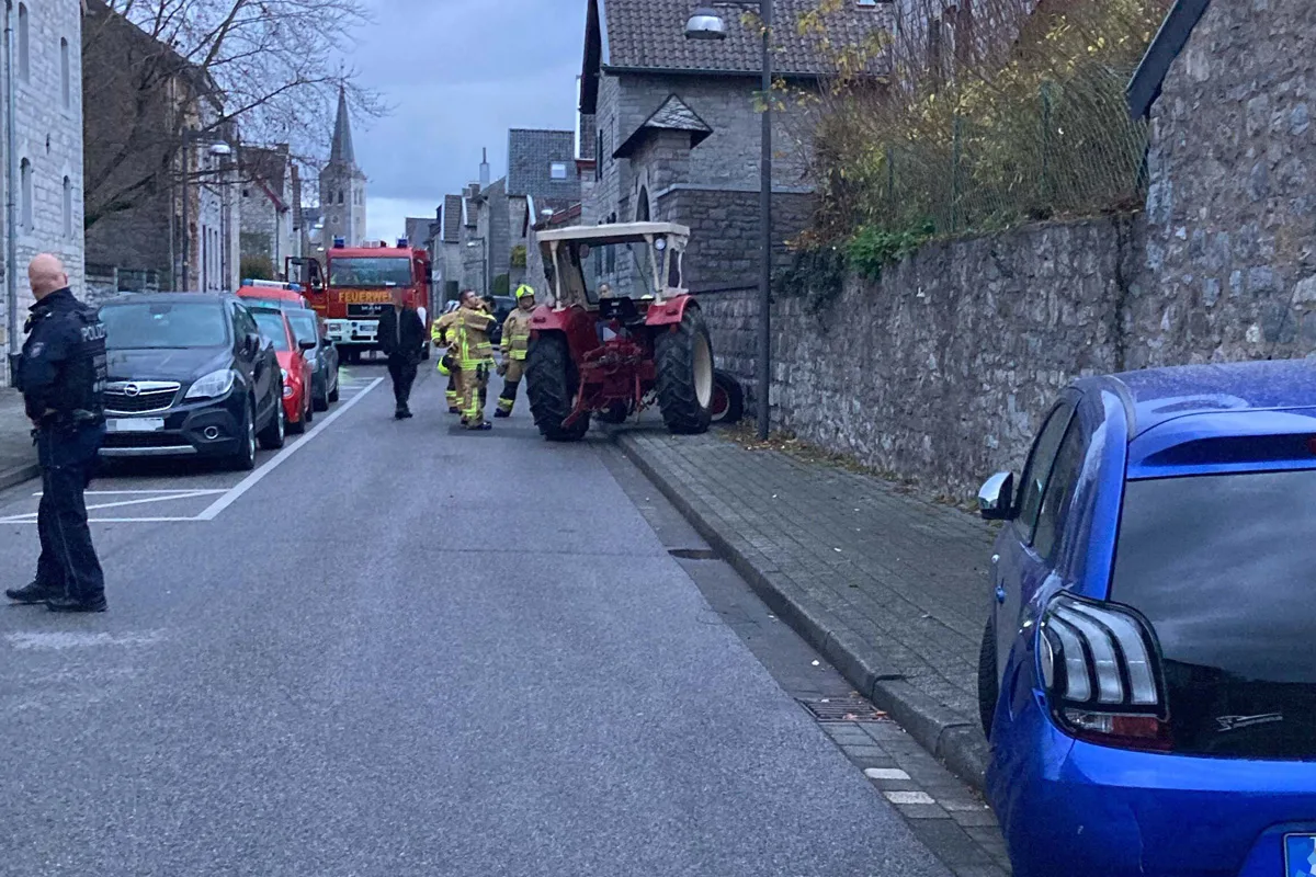 Stolberg NW – Alkoholisierter Traktorfahrer rammt mehrere Fahrzeuge