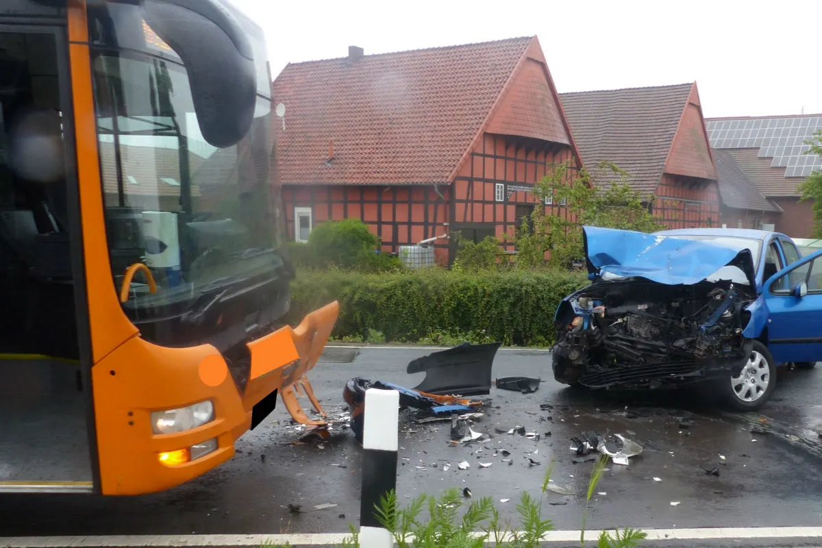 Auto stösst mit Linienbus zusammen