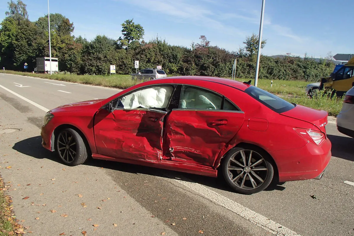 Hunzenschwil AG - Unfall zwischen Auto und Lieferwagen