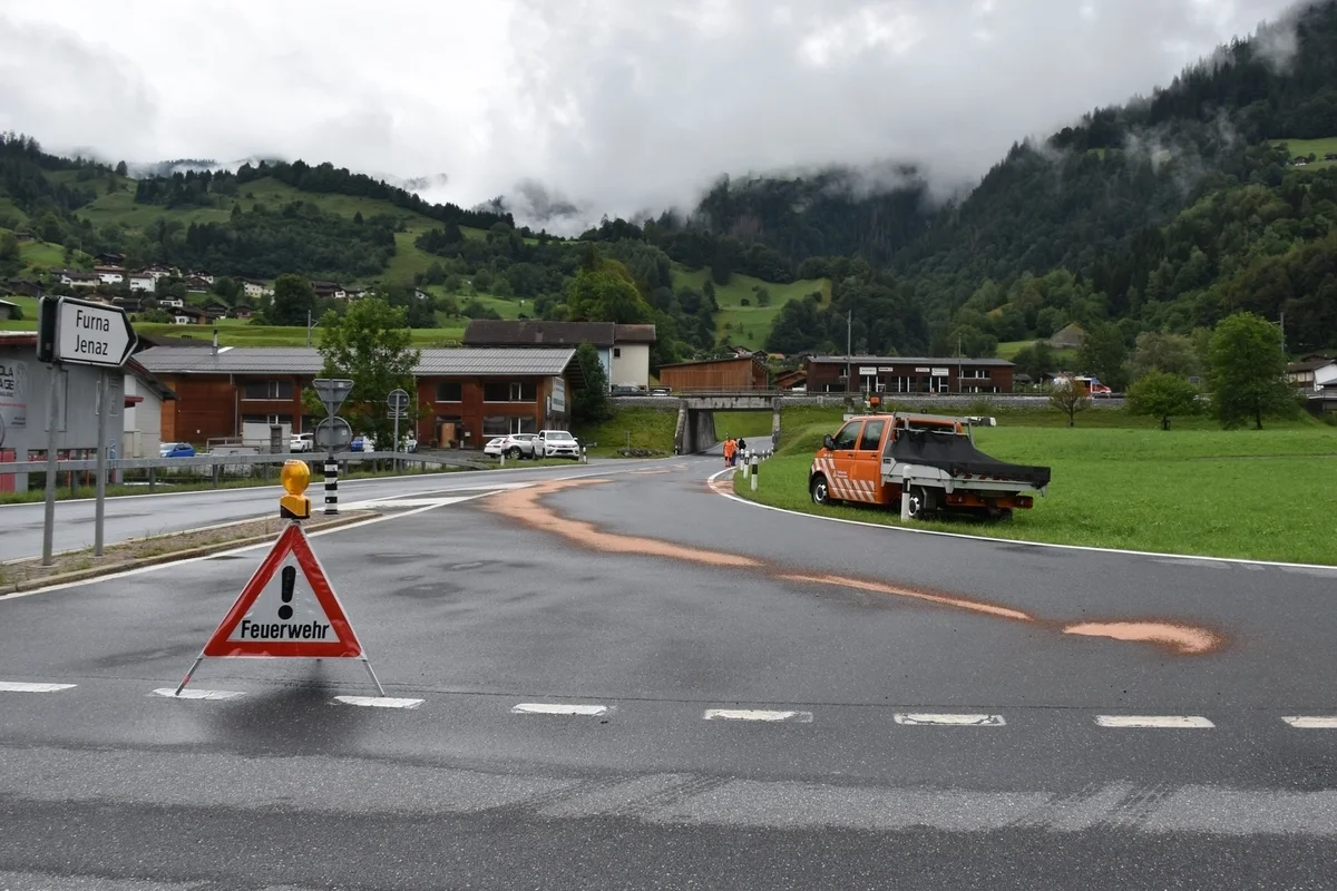 Pragg-Jenaz GR - Nationalstrasse und Kantonsstrasse mit Öl verschmutzt