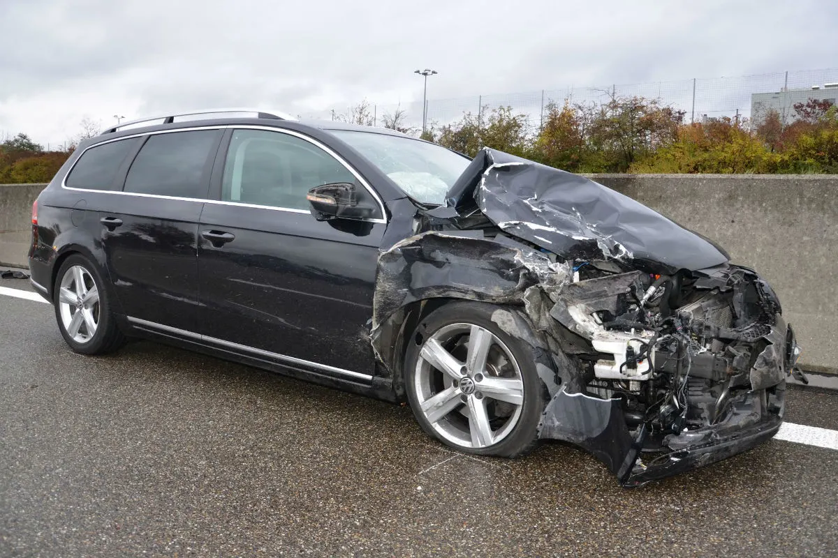 A2/Liestal BL - Auto schleudert auf die Autobahn