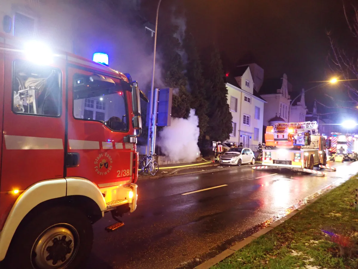 Essen-Bredeney – Rauchmelder rettet 29-Jährigen das Leben, Souterrainwohnung im Vollbrand