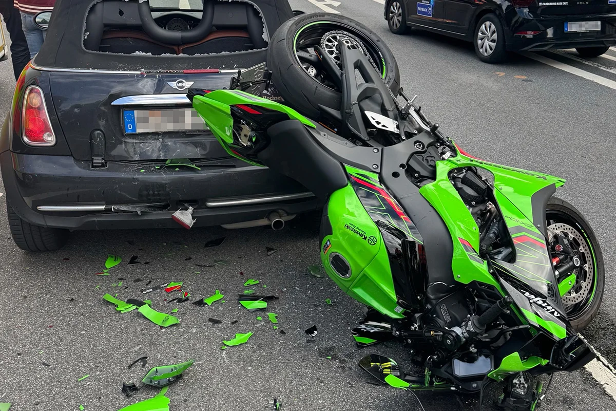 München BY – Motorradfahrer bei Unfall schwer verletzt