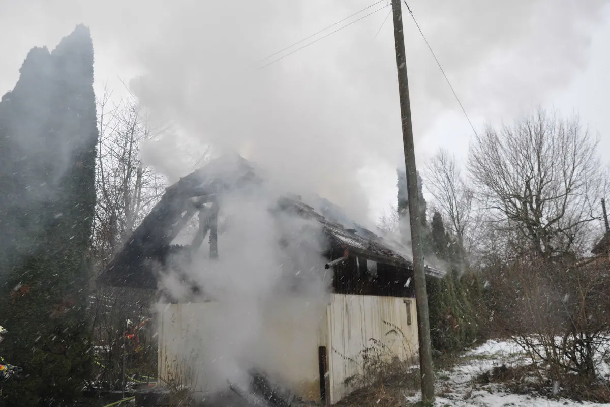 Grenchen SO - Freistehender Schuppen in Brand geraten
