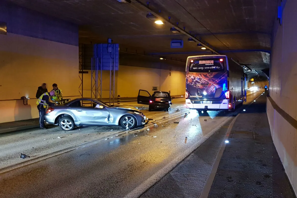 Aarburg AG - Heftige Kollision im Umfahrungstunnel
