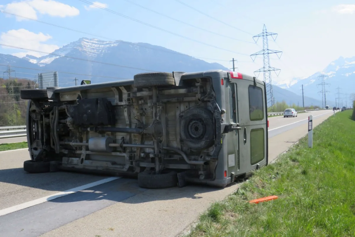 Benken SG - Kleinbus kippt auf der Autobahn auf die Seite