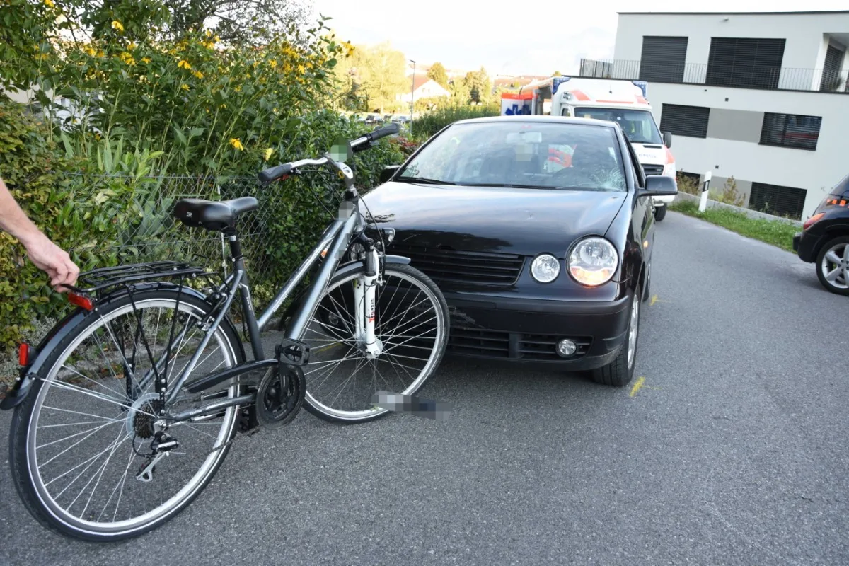  Au SG -  Junger Autofahrer kollidiert mit junger Velofahrerin - Rega im Einsatz