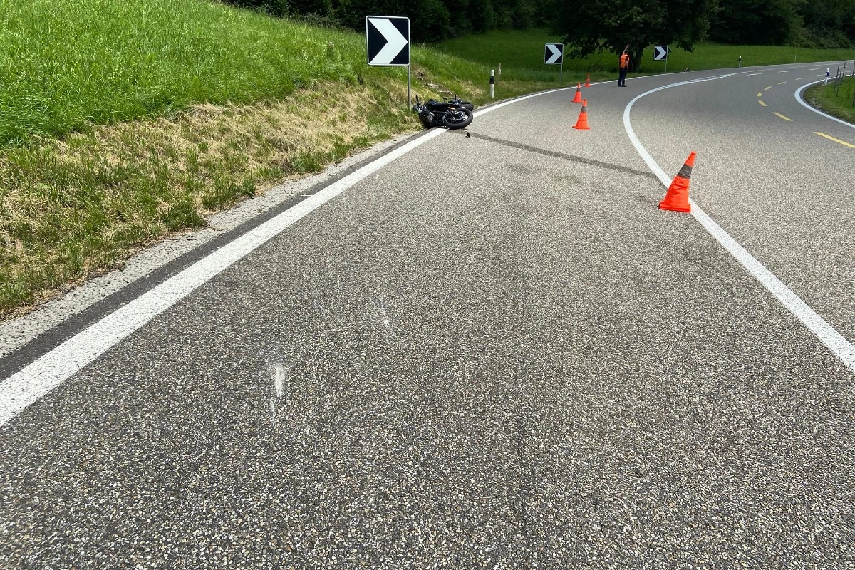 Küttigen AG - Motorradfahrer gerät auf Gegenfahrbahn! Eine Motorradlenkerin schwer verletzt