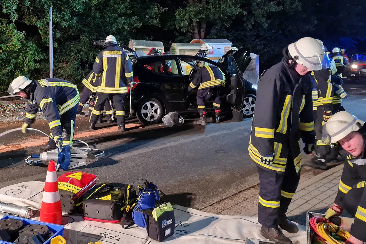 Schacht-Audorf – Auto fährt in Glascontainer – Fahrer schwer verletzt