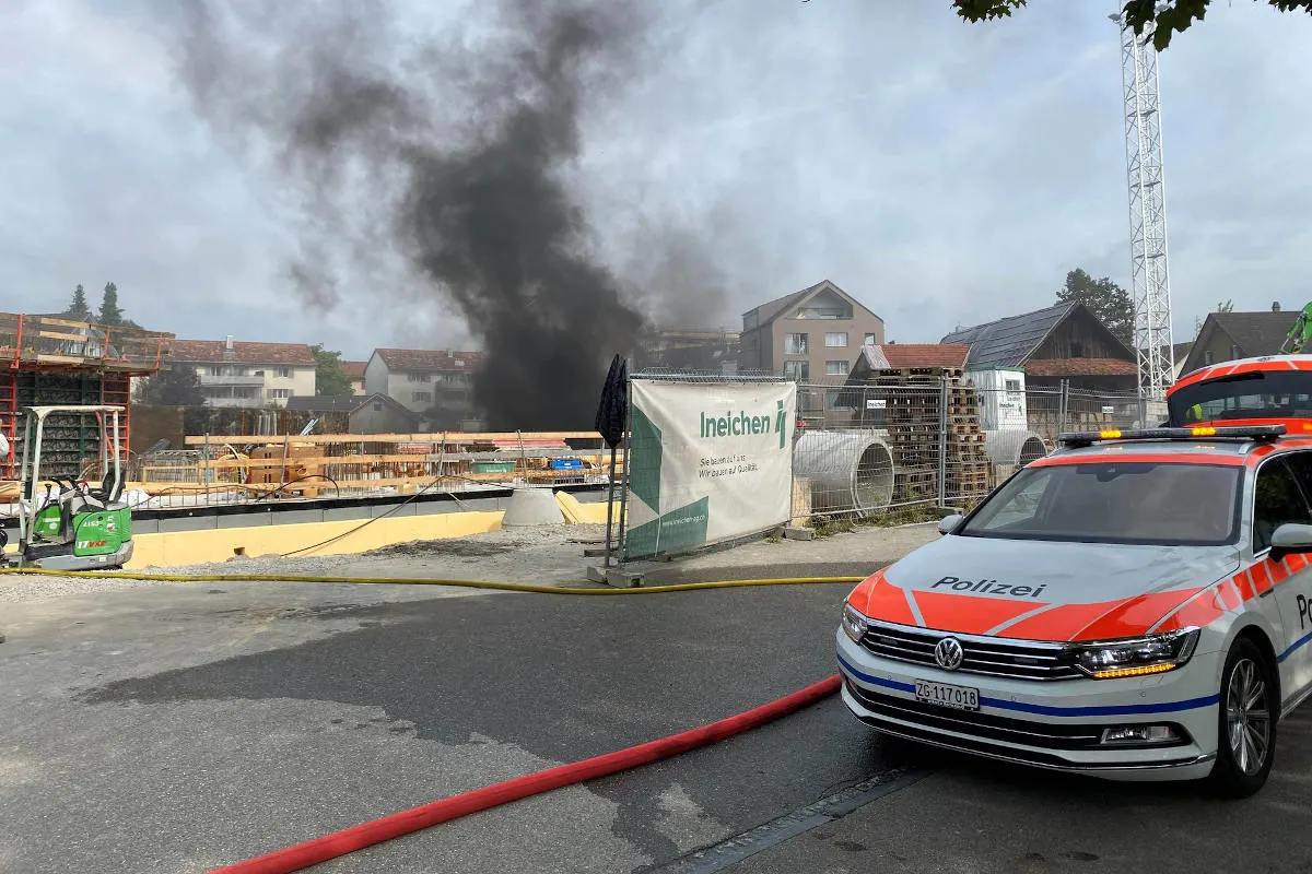 Steinhausen ZG – Flammen und Rauch auf einer Baustelle