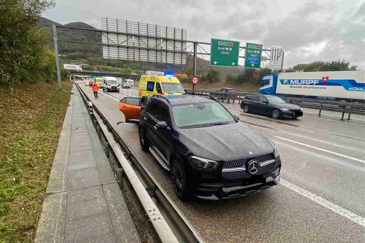 A2 bei Egerkingen SO - Unfall zwischen drei Fahrzeugen 
